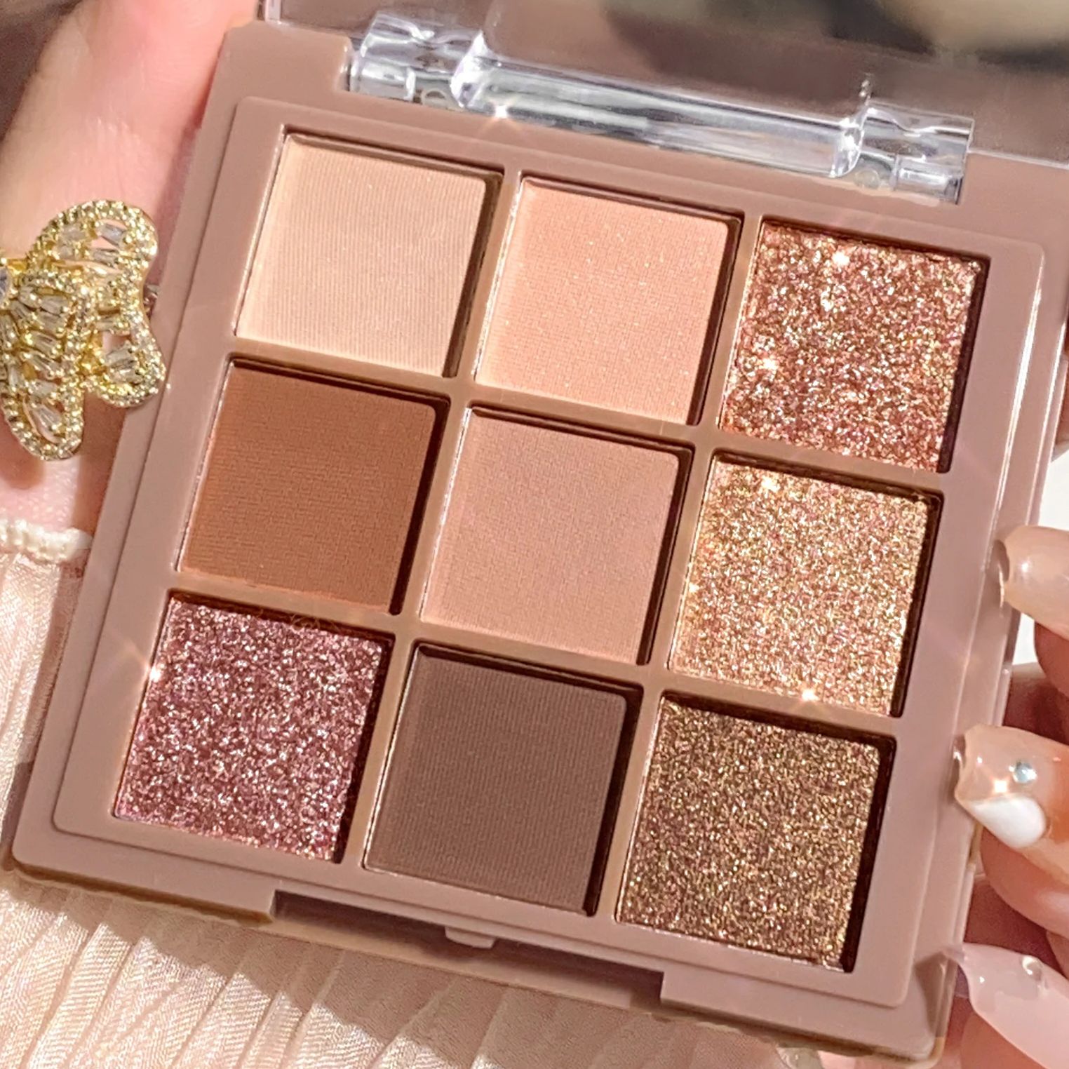 Luxurious 9-18 color eyeshadow - đánh giá và giá Beauty Huda Makeup