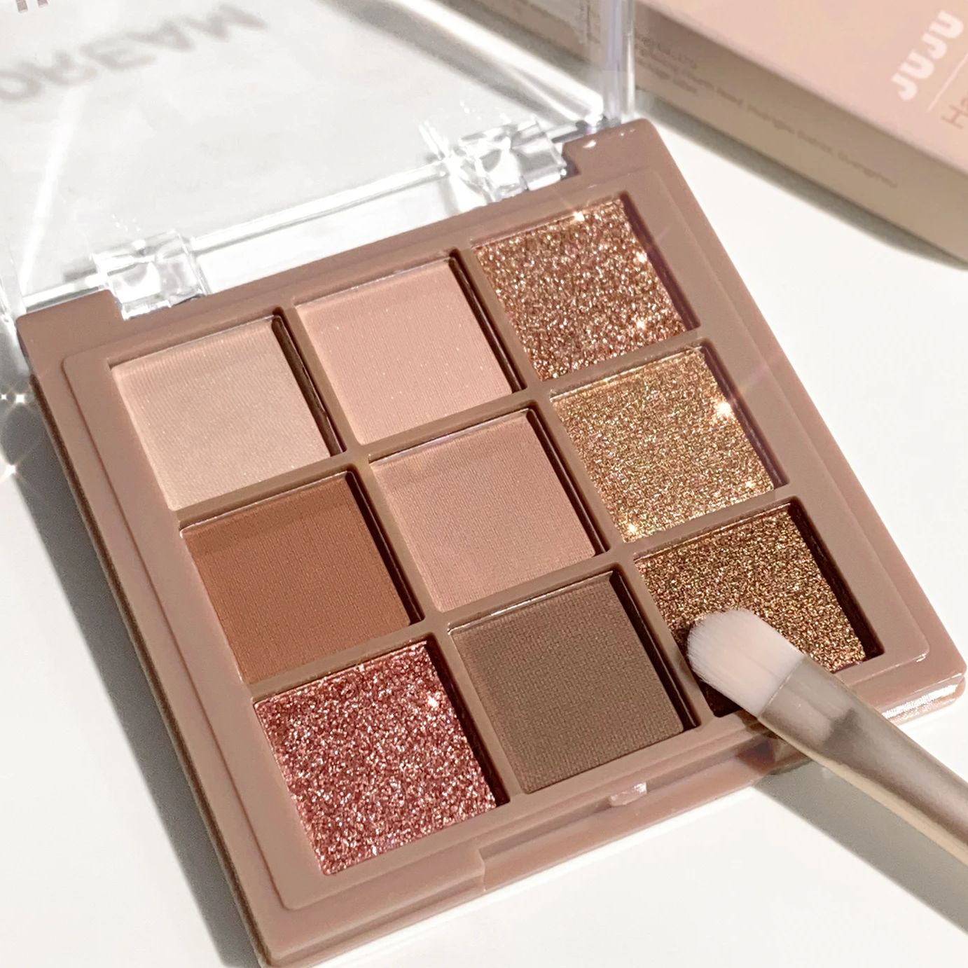 Luxurious 9-18 color eyeshadow - đánh giá và giá Beauty Huda Makeup